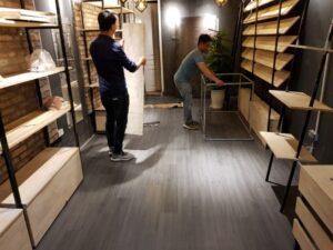 Thi công sàn nhựa giả gỗ cho cửa hàng