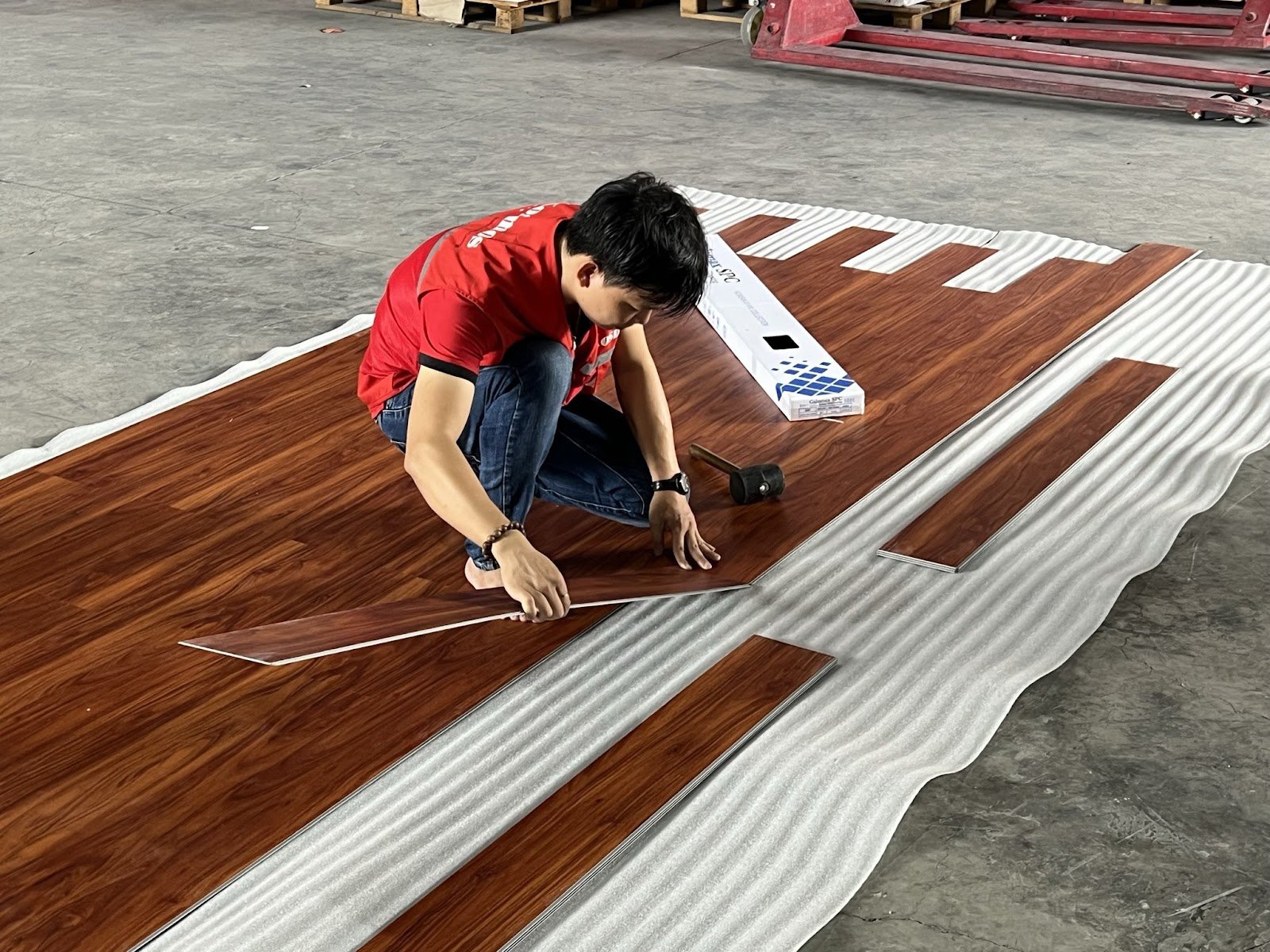 thi công sàn nhựa giả gỗ