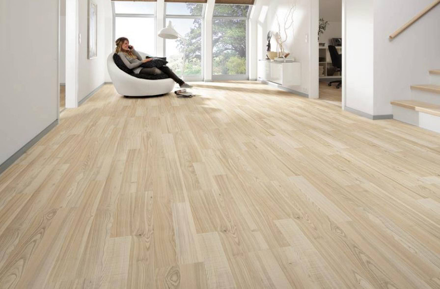 Ứng dụng sàn nhựa giả gỗ trong phòng khách hiện đại