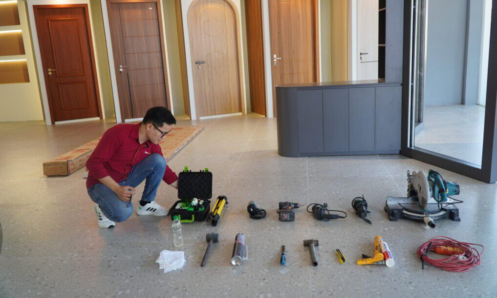 Công cụ thi công cửa composite