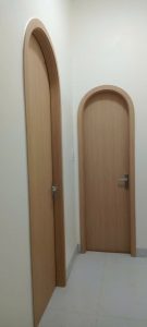 Hai bộ cửa nhựa Composite dạng vòm màu VP11 tại Mandarin Garden cho thấy sự khác nhau về chiều cao và tỷ lệ cung vòm của từng ô cửa