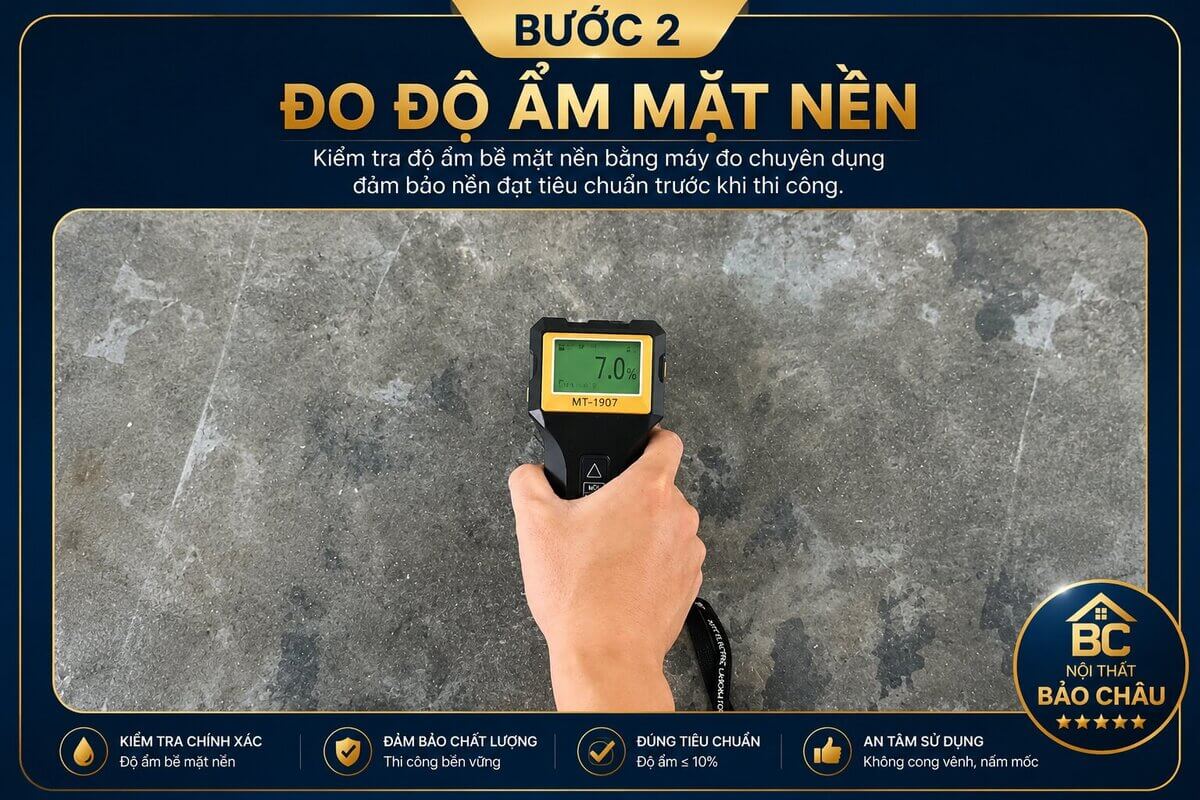 Đo độ ẩm mặt nền bằng máy đo chuyên dụng trước khi thi công sàn