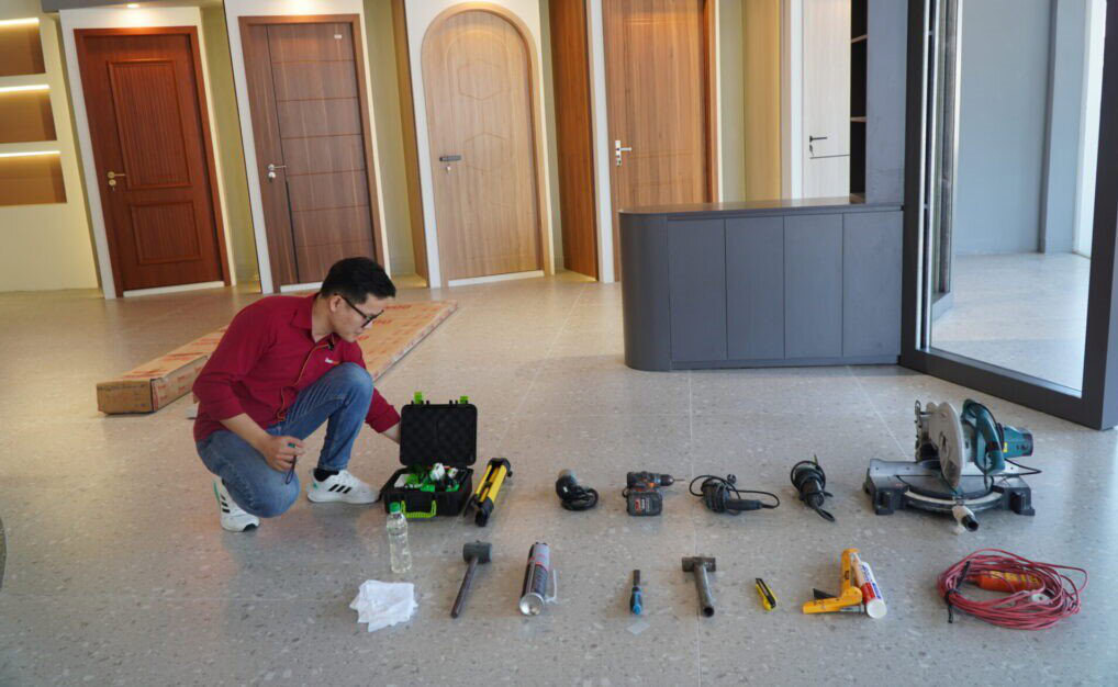 Dụng cụ và vật liệu thi công cửa composite