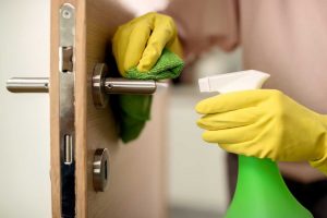 Dụng cụ vệ sinh cửa composite