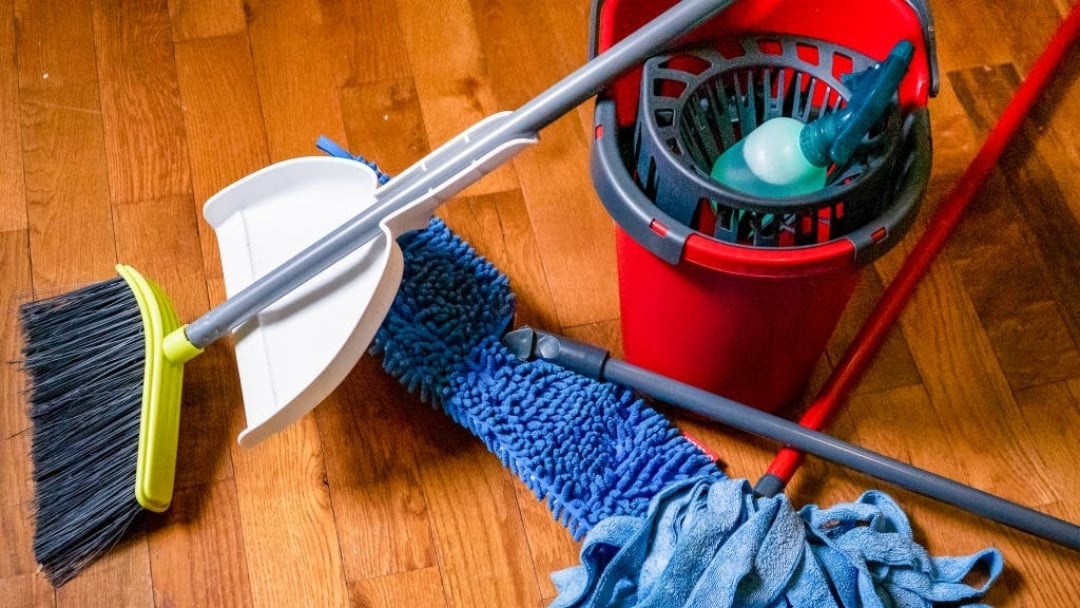 dụng cụ vệ sinh sàn nhựa giả gỗ