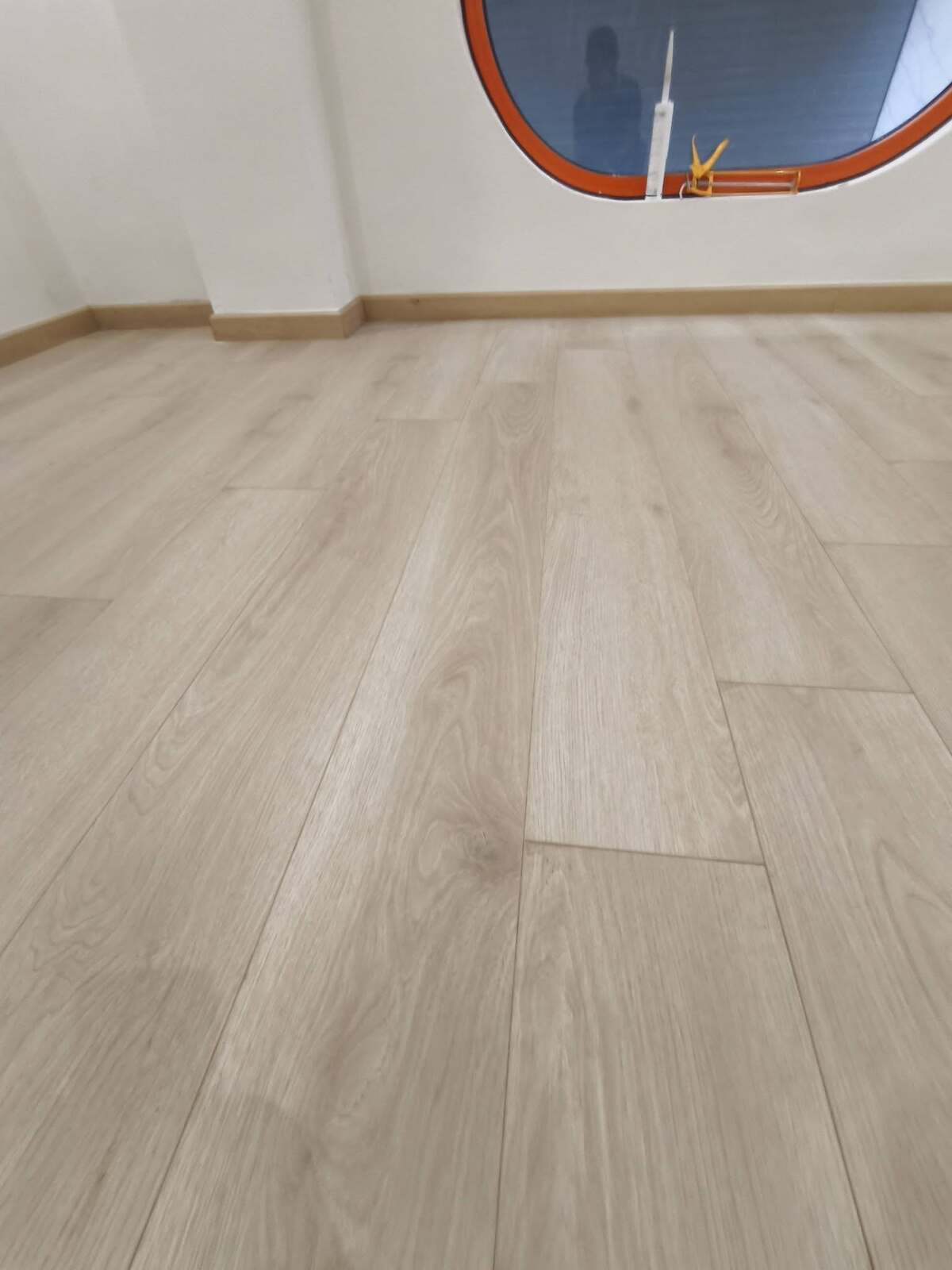Chi tiết bề mặt sàn gỗ Robus R5G-826 lát so le tại Mỹ Đình Pearl
