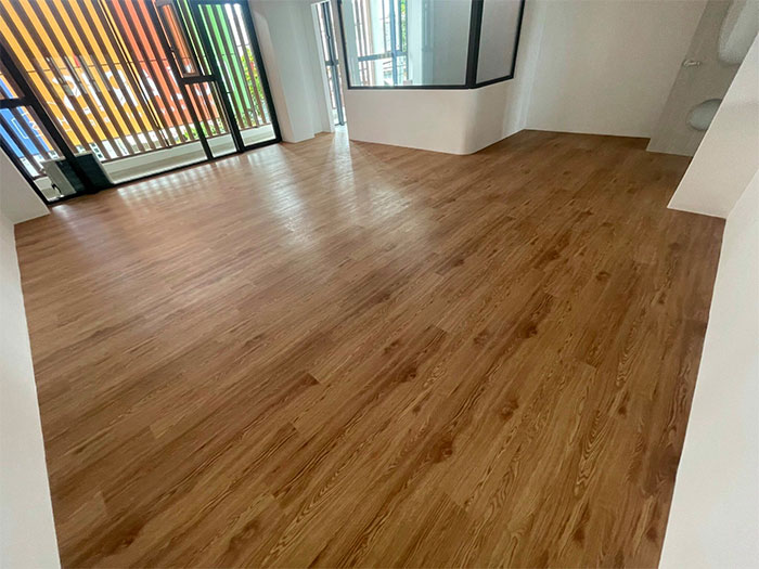 hoàn thiện sàn nhựa giả gỗ