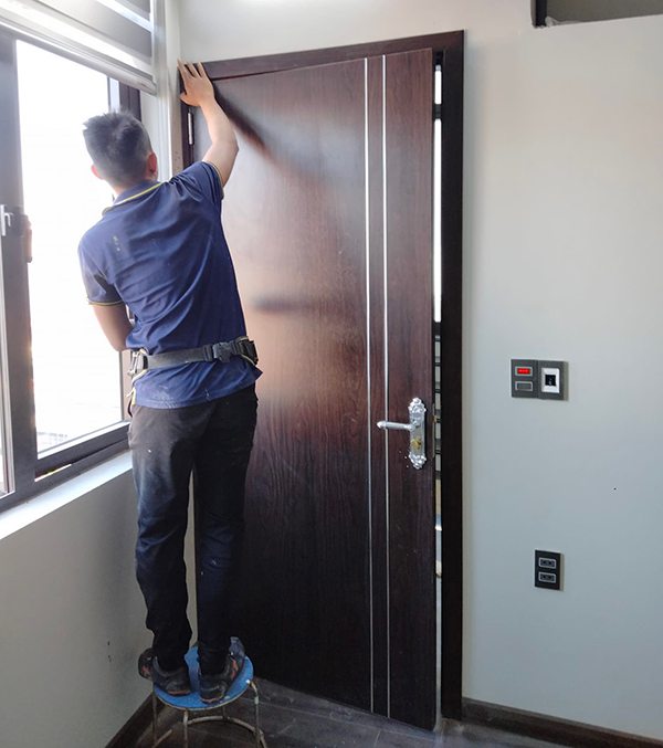 Lắp đặt cửa composite cánh phẳng