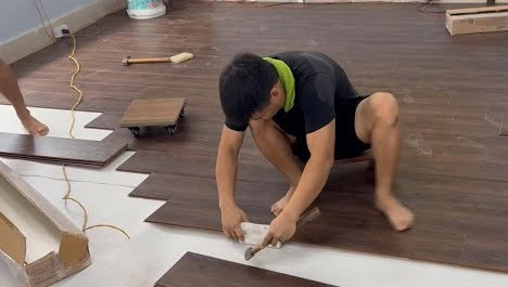 Lắp đặt sàn gỗ cốt đen