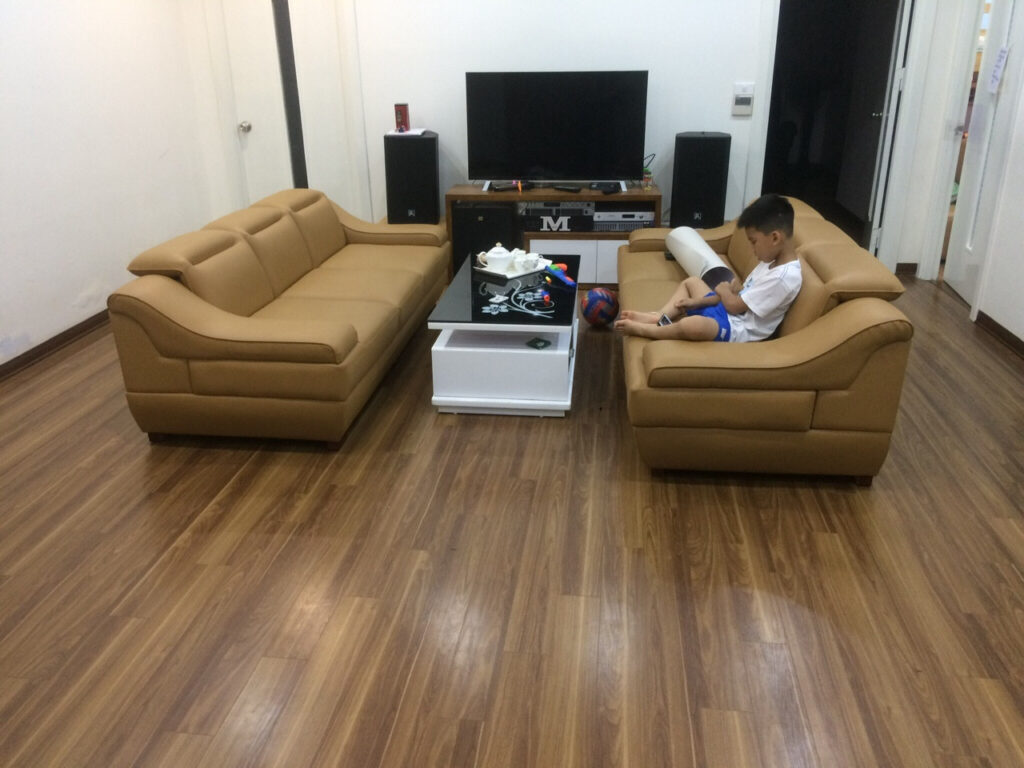 phòng khách lát sàn nhựa giả gỗ