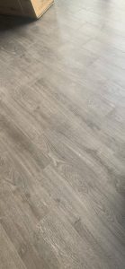 Cận cảnh màu xám ghi và đường vân của sàn gỗ Liberty LBT114 tại công trình thực tế ở Long Biên