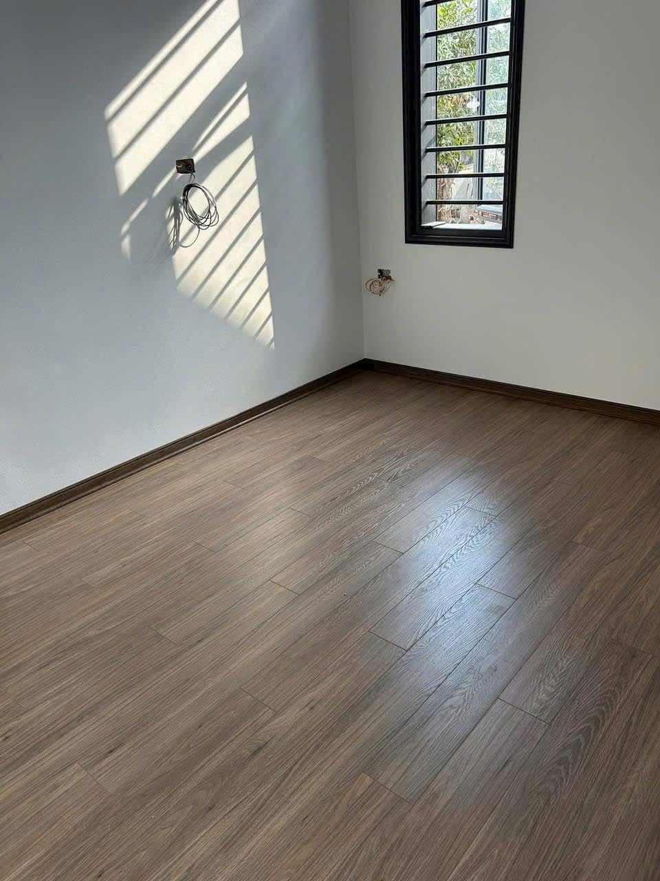 Sàn Fortune F970 trong phòng có cửa sổ lấy sáng tự nhiên tại căn hộ El Dorado trên đường Võ Chí Công