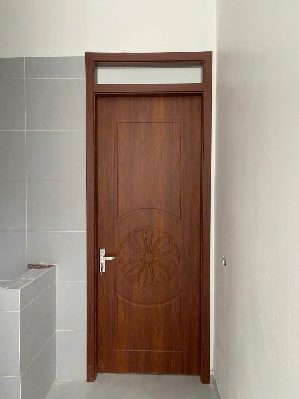 Cửa composite cánh huỳnh vân gỗ nâu họa tiết hình tròn tại công trình Hai Bà Trưng Hà Nội