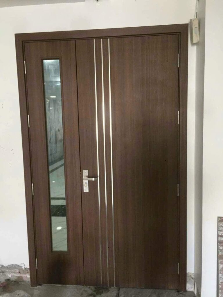 Cửa nhựa composite hai cánh vân gỗ nâu kết hợp ô kính tại công trình Lạc Long Quân, Tây Hồ