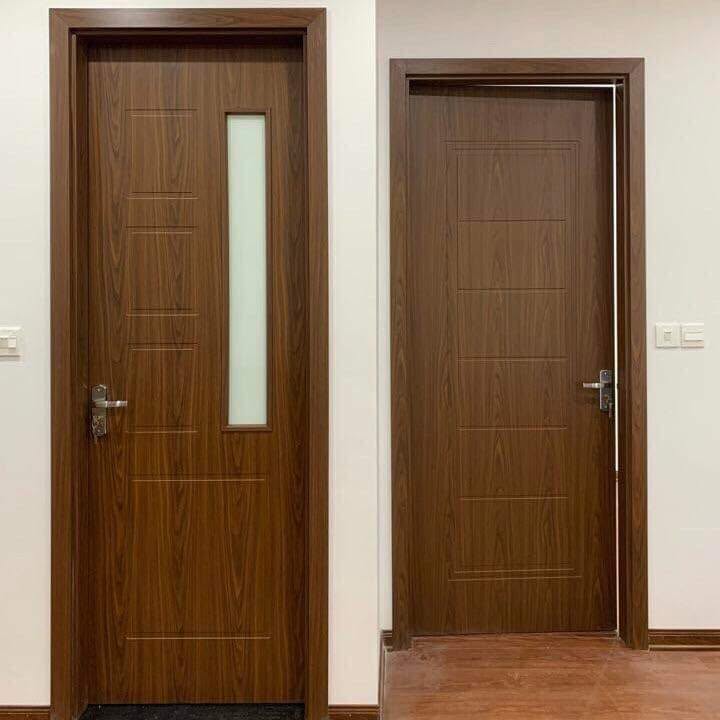 Hai mẫu cửa composite vân gỗ nâu gồm cửa ô kính đứng và cửa kín tại Tây Hồ