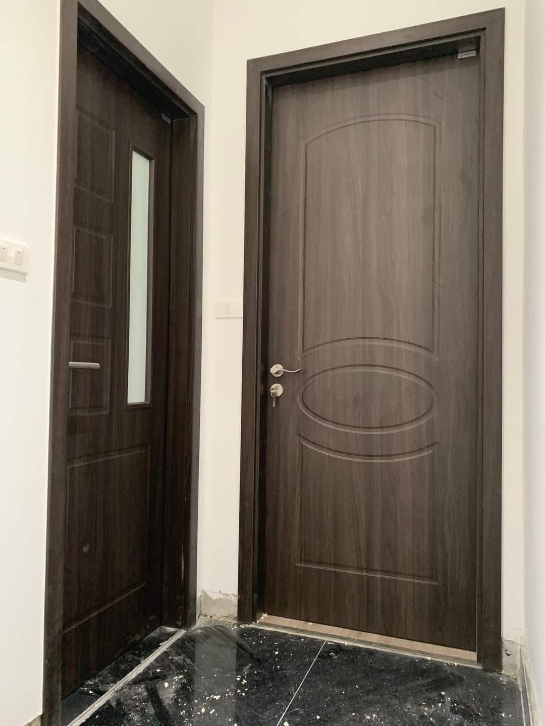 Cửa composite cánh huỳnh họa tiết oval và cửa ô kính đứng tại công trình Tây Hồ