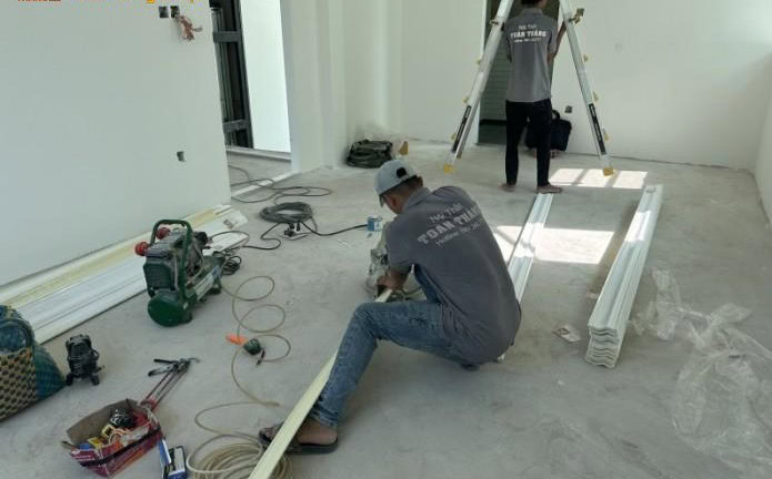 Thi công cửa composite