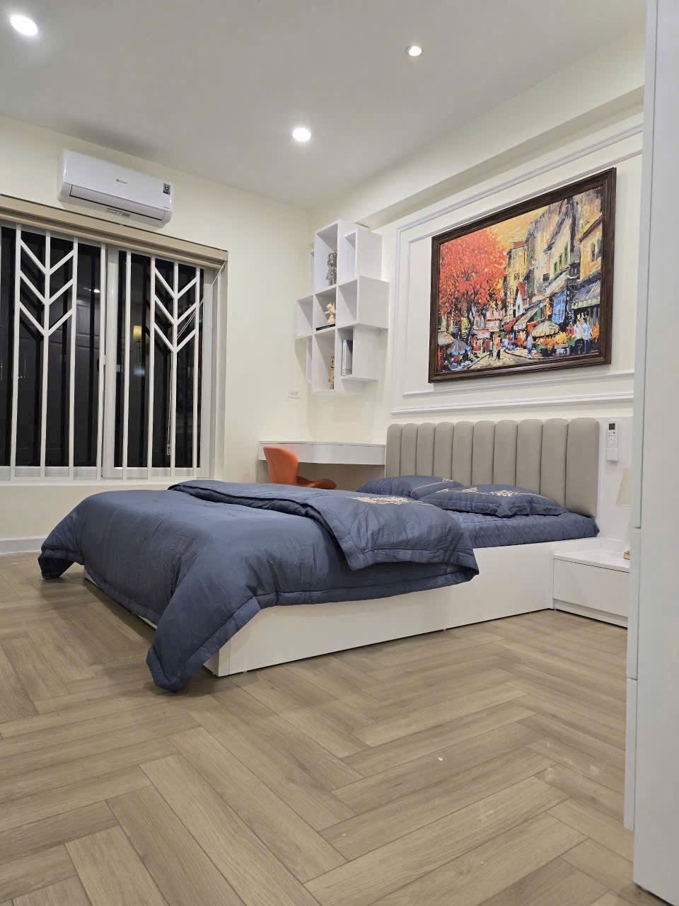 Sàn Wilson S3161 xương cá trong phòng ngủ có giường trắng và chăn ga xanh
