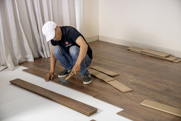 Thi công sàn gỗ cốt nâu