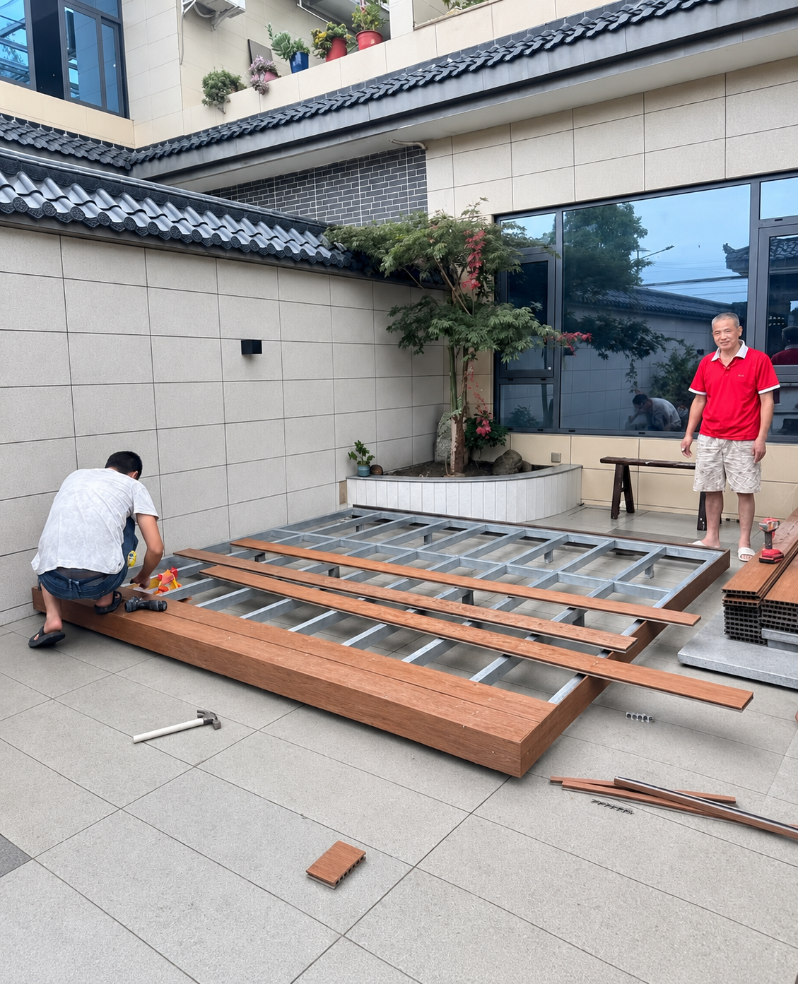 Quá trình lắp đặt hệ khung xương và sàn gỗ nhựa 3D Teak tại biệt thự Ciputra Tây Hồ