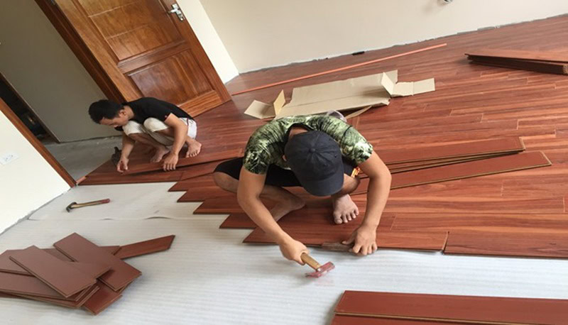 Thợ thi công đang lắp đặt sàn gỗ
