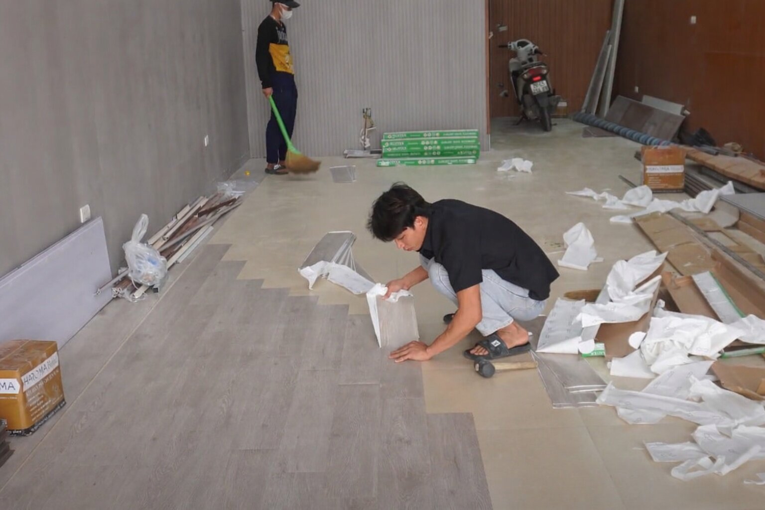 thi công sàn nhựa dán keo