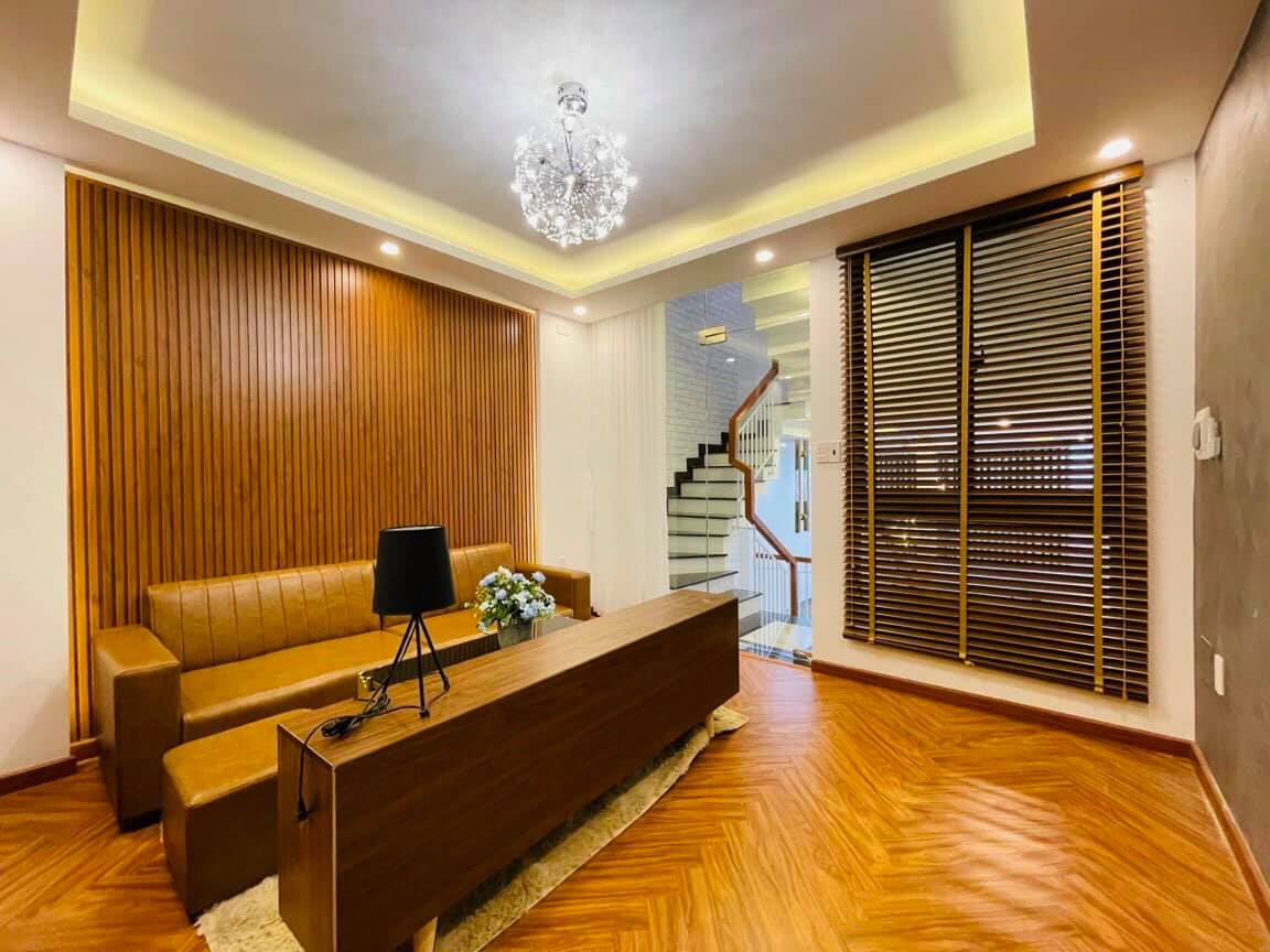 thi công sàn nhựa giả gỗ phòng khách