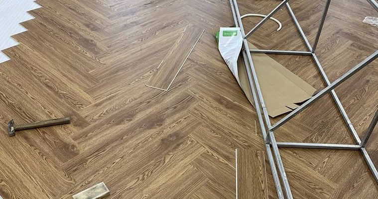 thi công sàn nhựa glotex