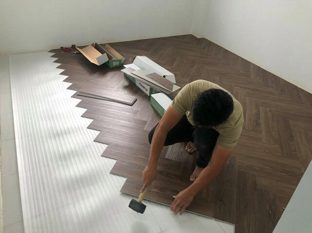 thi công sàn nhựa hèm khóa nhà bếp