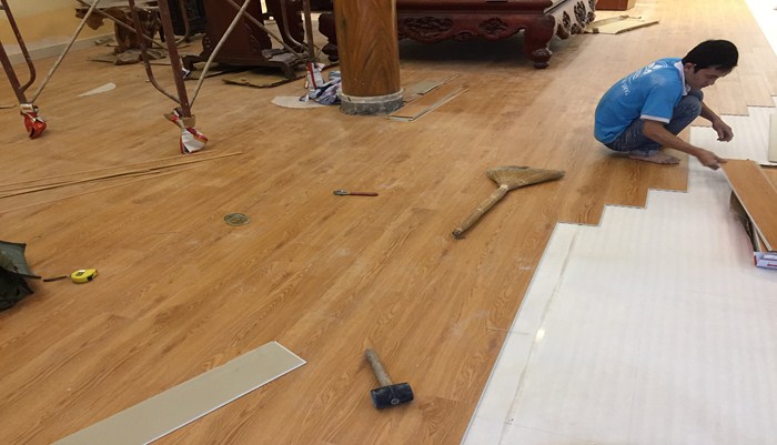 Thi công sàn nhựa hèm khóa