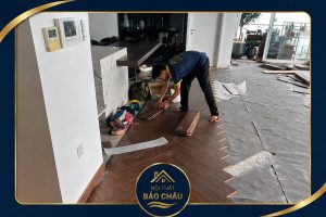 Thợ thi công sàn gỗ xương cá