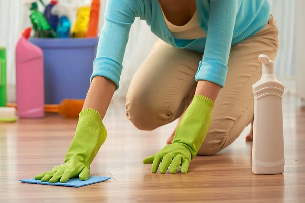 vệ sinh sàn nhựa hèm khóa